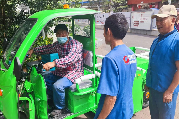 如何選擇鋰電池電動駕駛式洗地機，三輪四桶保潔車？