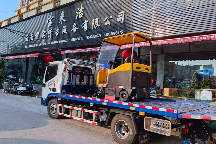 云南昆明寶來潔駕駛式電動掃地車S2A 灑水掃地一體的小型掃地車