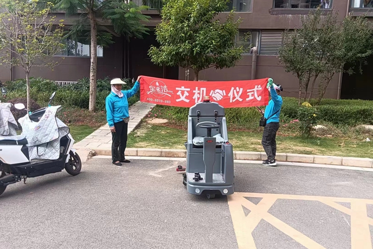 蒙自物業(yè)小區(qū)地下停車場駕駛式雙刷洗地機KD660交機案例