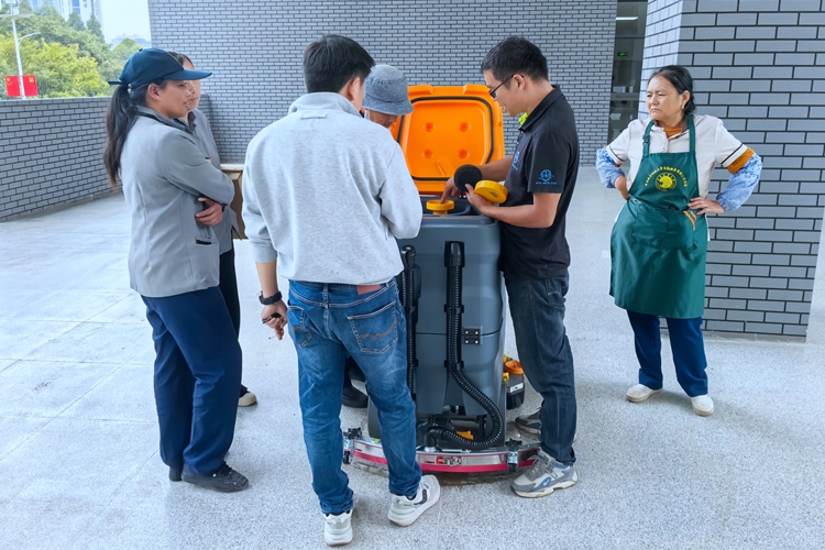 云南昆明絮實(shí)（寶來(lái)潔）手推式洗地機(jī),駕駛式洗地機(jī)清潔設(shè)備西南林業(yè)大學(xué)交機(jī)