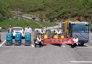 三輪高壓沖洗車,手提式洗地機(jī),垃圾桶掛桶車四川瀘州交機(jī)案例