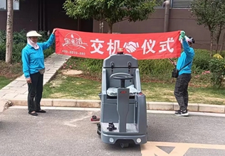 蒙自物業(yè)小區(qū)地下停車場駕駛式雙刷洗地機KD660交機案例